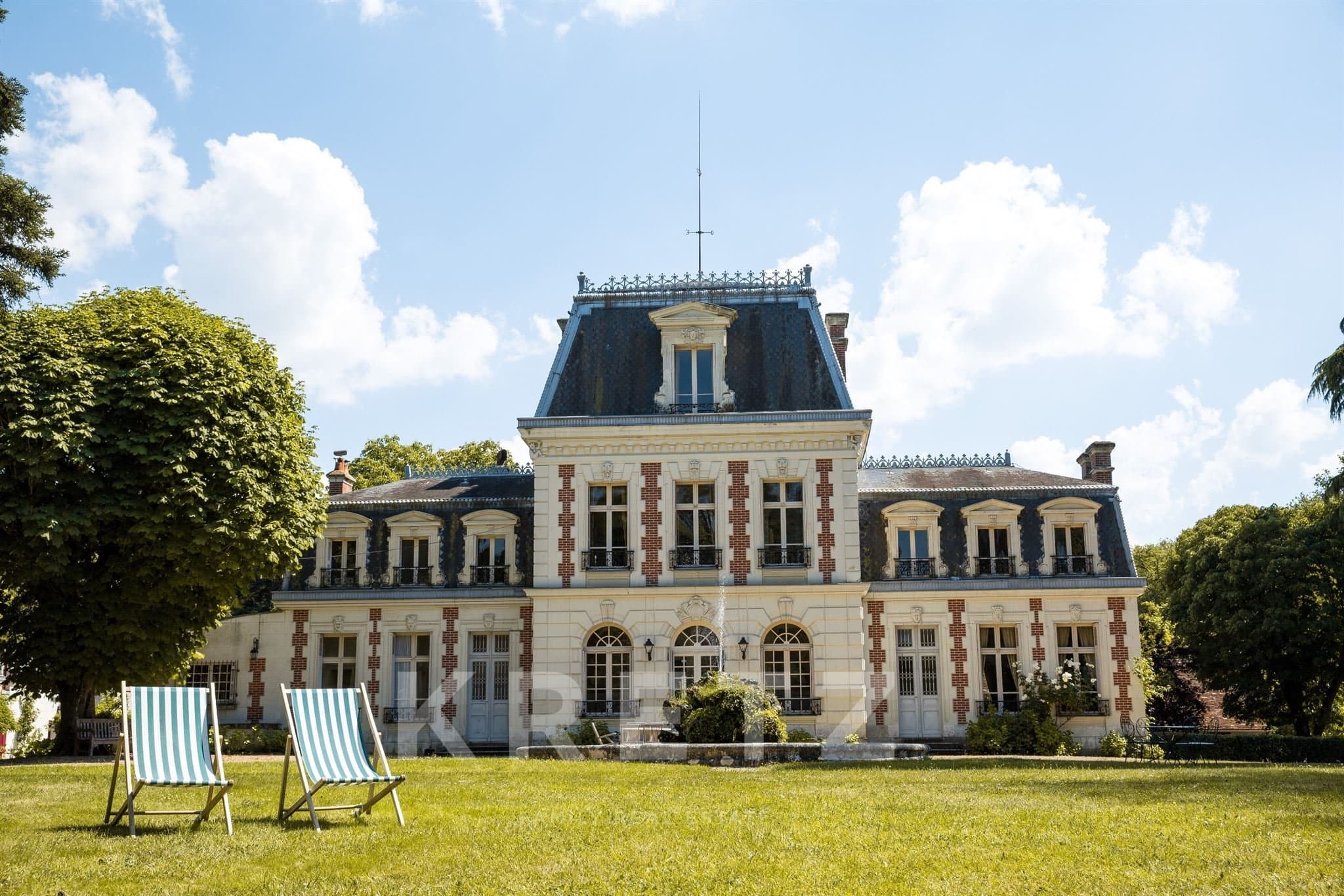 19th Century Château With Extensive Grounds And Multiple Annexes