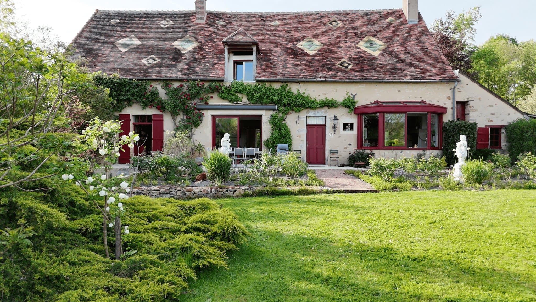 Charming Former Presbytery With Park and Century-Old Trees